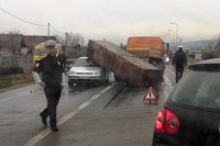 U Kozarcu teret sa kamiona pao na automobil
