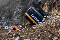Odron na putu Banjaluka – Jajce: Prevrnuo se bager, saobraćaj obustavljen VIDEO