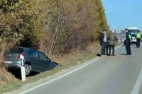 Cazin: Vozilo završilo u jarku, jedna osoba teže povrijeđena