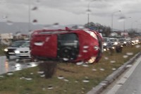 U saobraćajnoj nesreći u blizini Prijedorske petlje došlo je do prevrtanja vozila Pežo koje je završilo na boku.