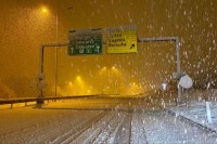 Снијег отежава саобраћај на ауто-путу Сарајево-Зеница