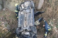 Saobraćajna nesreća u naselju Topići u Banjaluci: Automobil se prevrnuo na krov, intervenisali i vatrogasci