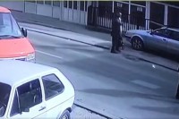Selakovac: Kamera snimila kako je vozač u punoj brzini “pokosio” trudnicu sa djetetom