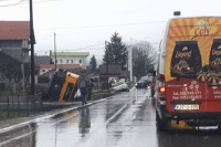 Tuzla: Težak sudar kamiona i dva auta: Troje povrijeđeno, teretnjak završio u kanalu