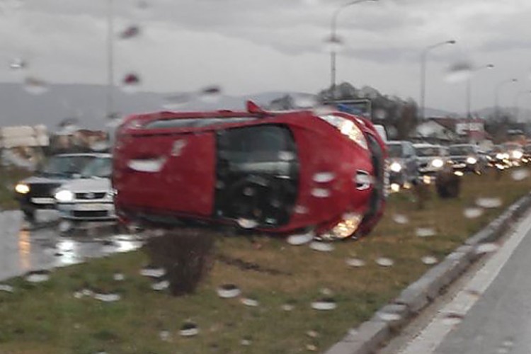 U saobraćajnoj nesreći u blizini Prijedorske petlje došlo je do prevrtanja vozila Pežo koje je završilo na boku.