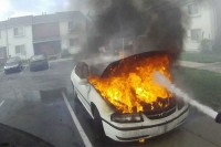 Ugašen požar na automobilu