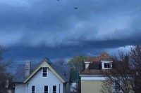 Данас претежно облачно, понегдје киша