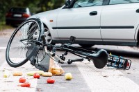 Ženu udario automobil dok je vozila bicikl
