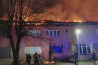 Požar na stambenoj zgradi u Srpcu VIDEO