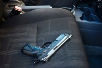 Ukraden gasni pištolj iz automobila