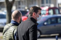 Banjalučani na ulici sa zaštitnim maskama