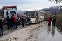 U teškoj nesreći povrijeđen vozač autobusa