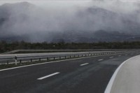 Стање на путевима: Опрез због мокрих коловоза и јаких удара вјетра