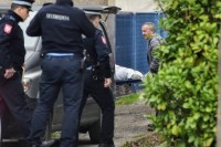 Policija završila uviđaj u naselju Nova Varoš: Muškarac pronađen bos u lokvi krvi
