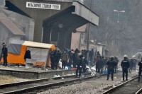 Migranati iz Tuzle u pratnji specijalne policije krenuli prema Blažuju