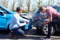Fingiranim saobraćajkama oštetili osiguravajuće kuće za oko 158.000 km