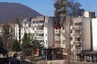 Gori stan na Ilidži, vatrogasci na terenu