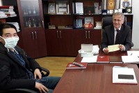 Власник кинеске радње у Броду донирао заштитне маске и новац
