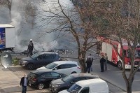 U Doboju se zapalio kamion sa toalet papirom