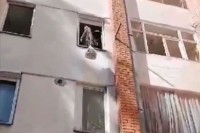 Namirnice dizao konopcem na treći sprat, kesu dezinfikovao rakijom VIDEO