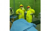 Тим љекара  приступио је царском резу породиље који је успјешно завршен.