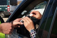 Policija kaznila muškarca iz Gradiške: Pijan vozio za vrijeme policijskog časa