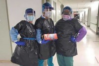 Fotografija koja je šokirala svijet: Nemaju zaštitnu opremu, medicinske sestre nose kese za đubre
