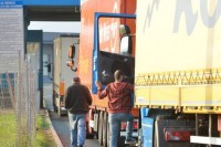 Vozači kamiona u Mađarsku sa maskama i rukavicama
