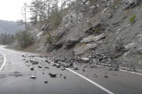 Стање на путевима: Чести одрони земље и камења на коловоз