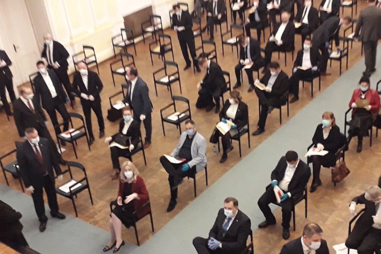 poslanici razmatraju prijedlog odluke o proglašenju vanrednog stanja za teritoriju Republike Srpske