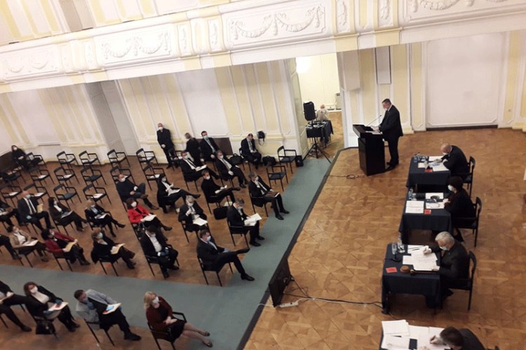 Sjednici prisustvuju i predsjednik Srpske Željka Cvijanović, srpski član Predsjedništva BiH Milorad Dodik i premijer Radovan Višković