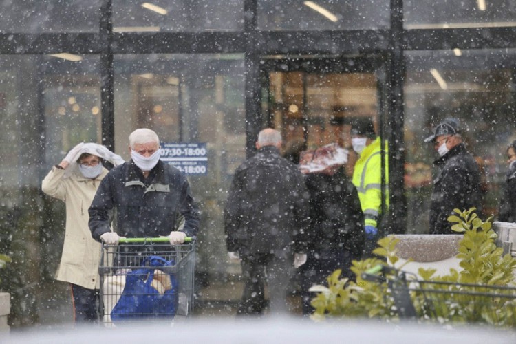 Старијима од 65 година дозвољен излазак од седам до десет часова