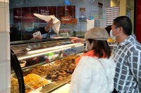 У Вухану становници полако излазе из кућа, жељни да лично купе свјеже намирнице после вишенедељног живота у изолацији