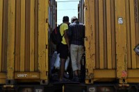 Policija u teretnom vozu pronašla pet migranata