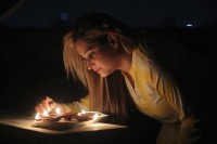 Милиони Индијаца угасили су свјетла  и изашли на балконе и прагове са лампама, свијећама и лампицама.