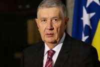 Radmanović: Prestati sa političkim nadmetanjima dok traje bitka za život