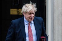 Boris Džonson doživljava “efekat Majkla Džeksona”: “Kovid 19 mu daje ono što sebi ne može da priušti”