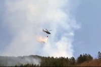 Helikopter Oružanih snaga gasi požare kod Mostara