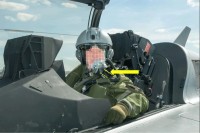 Penzioner slučajno iskočio iz borbenog aviona nakon što su ga prijatelji nagovorili na let