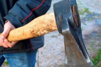 Kostajnica: Sjekirom prijetio ukućanima