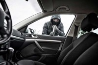 Iz automobila ukraden novac i mobilni telefoni