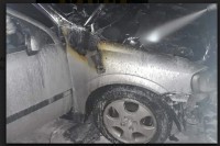 Automobil zapaljen bakljom tokom policijskog časa u Mostaru