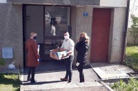Пакети са храном за најугроженије пензионере