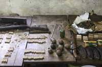 Trnovo: Pijan napao policajca, morali ga vezati, a u kući mu onda našli arsenal oružja