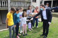Nачелник Перић даровао породицу са петоро дјеце