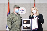 Predsjednica uručila odlikovanje i zahvalnice Rusima koji pomažu Srpskoj u borbi protiv pandemije