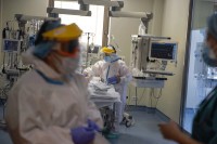 Zaraženo više od 2,8 miliona ljudi u svijetu, više od 197.000 umrlo