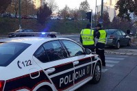 Dvije osobe povrijeđene nakon što je automobil udario u tramvajsku stanicu