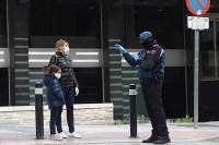 Španska djeca danas napolju prvi put od 14. marta