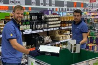 Grend slem šampion slaže robu u marketu